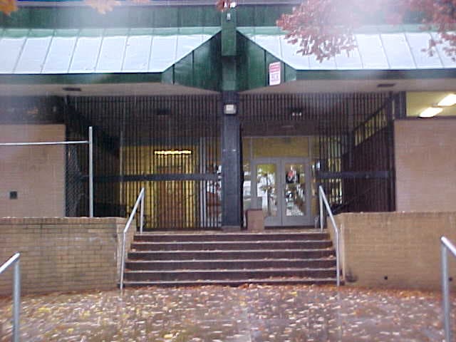 <b>Katharine Drexel Library</b>
<br>11099 Knights Road
<br>Philadelphia, PA 19154-3516
<br>215-685-9383
<br>
<br>Ubicada cerca del centro comercial Franklin Mills, esta biblioteca atiende a las comunidades de Normandy, North y West Torresdale, Morrell Park, Millbrook, Parkwood, Crestmont Farms. La 
<a href="https://libwww.freelibrary.org/locations/katharine-drexel-library" target="_blank">biblioteca Katharine Drexel</a> abrió sus puertas el 24 de septiembre de 1969. Había tantas solicitudes de libros e información que era imposible contarlas con precisión.
<br>