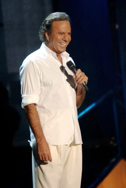 En España, Julio Iglesias era todo un fenómeno musical, pero en México, el español sonaba por todos lados y su carrera se catapultó a la fama internacional.