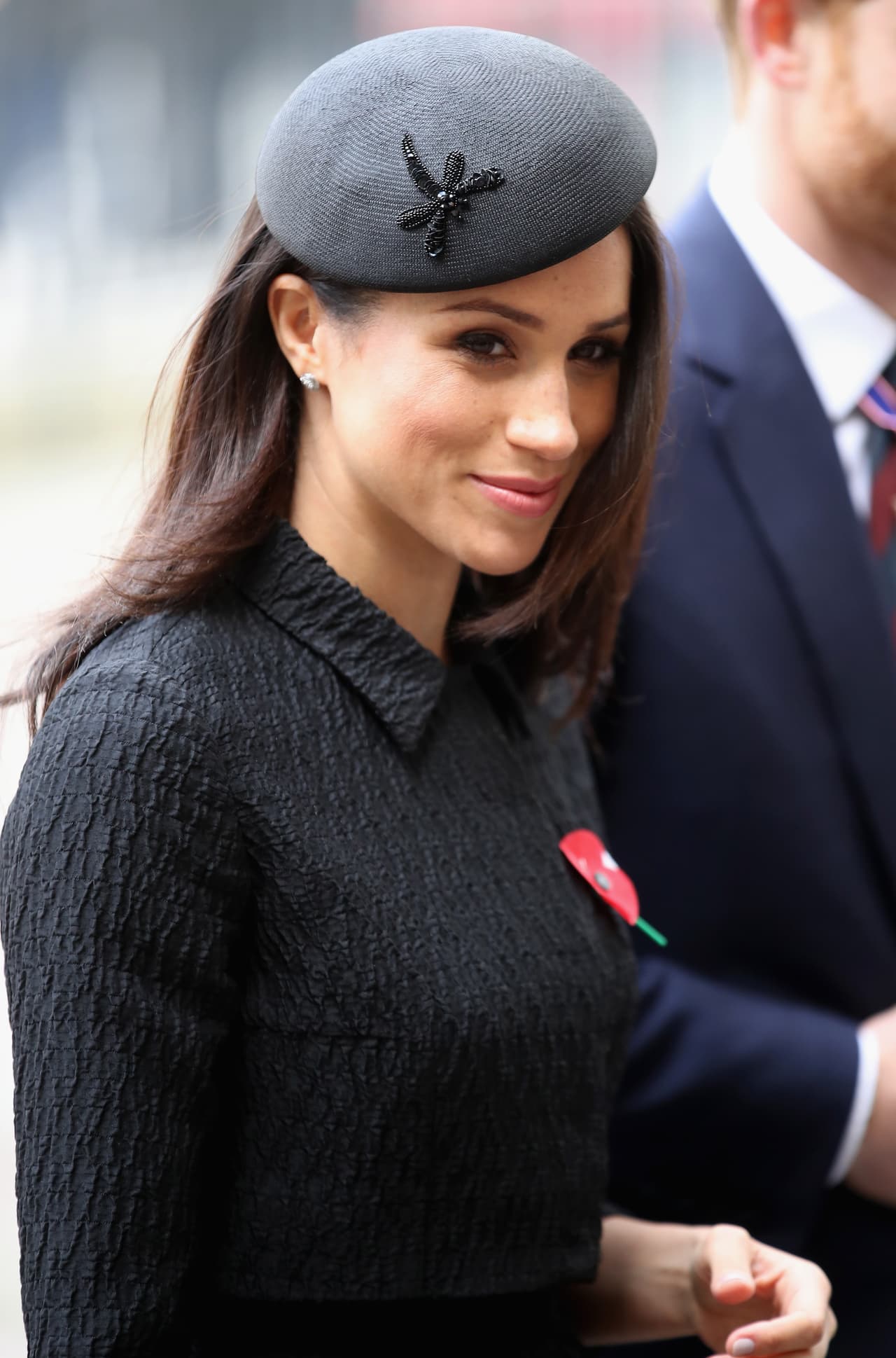 <b>25 de abril, 2018</b>
<br>Ese mismo día, la actriz reparó el daño: apareció con la maravillosa boina 'Libélula' del diseñador favorito de la realeza Philip Treacy. Remató con aretes de Cartier.