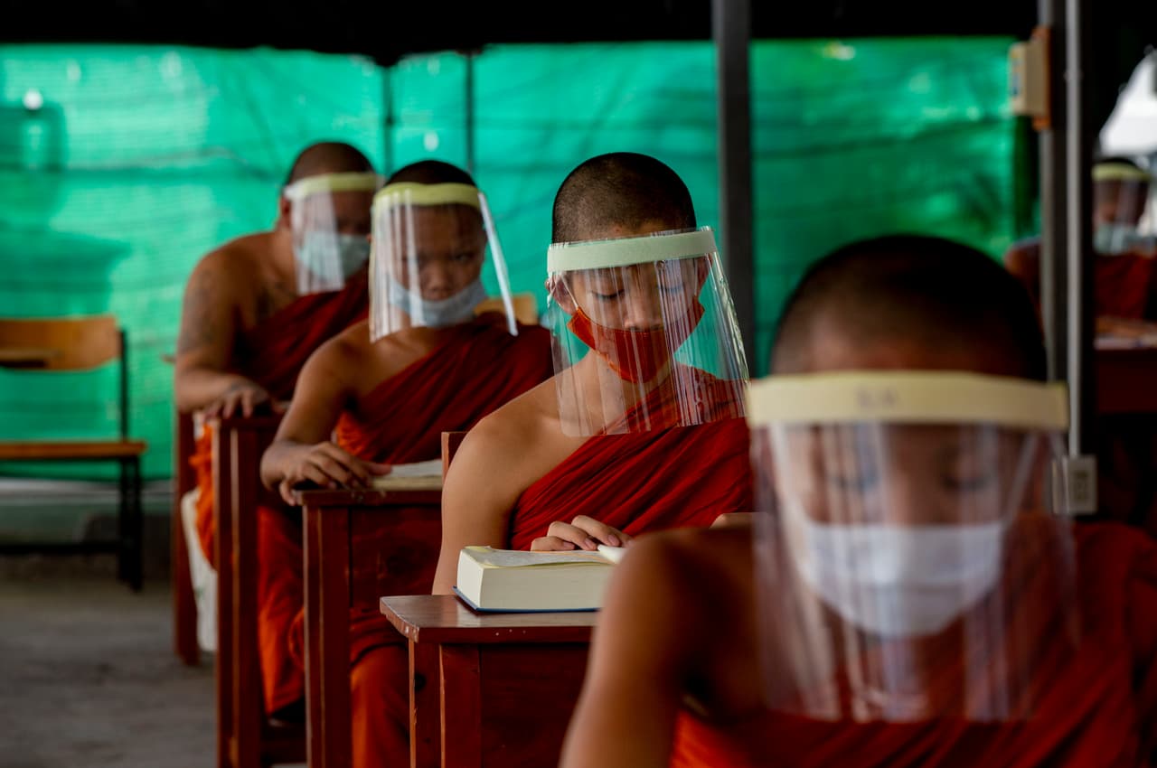 <b>Aspirantes a monjes protegidos.</b> Un grupo jóvenes aspirantes a monjes budistas reciben clases con máscaras y tapabocas en una escuela religiosa en Bangkok, Tailandia, el 15 de abril de 2020. 
<a href="https://www.univision.com/noticias/salud/mapa-actualizado-del-coronavirus-cifras-de-casos-confirmados-y-fallecidos"><u>Vea aquí nuestro mapa actualizado del coronavirus: cifras de casos confirmados y fallecidos</u></a>