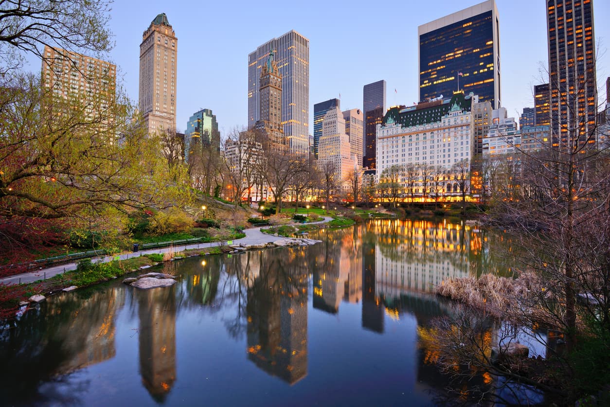 El primer lugar en cuanto a costo de vida es para Nueva York. De hecho, el ranking toma a esta ciudad como estándar y le da 100 puntos. A partir de este puntaje, califica a las otras ciudades. Trece ciudades superan los cien puntos y son más costosas que Nueva York, entre ellas seis localidades suizas y cuatro noruegas. La más cara del mundo está en el Caribe: Hamilton, Bermuda.
