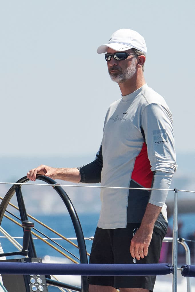 <b>No pueden seguir una tradición</b> 
<br>La familia real española siempre ha practicado deportes náuticos y anualmente asisten a la Copa del Rey de Vela en la ciudad de Palma de Mallorca, donde el 
<a href="https://www.univision.com/famosos/exnovia-rey-felipe-de-espana-se-identifica-con-meghan-markle">rey Felipe VI</a> compite.