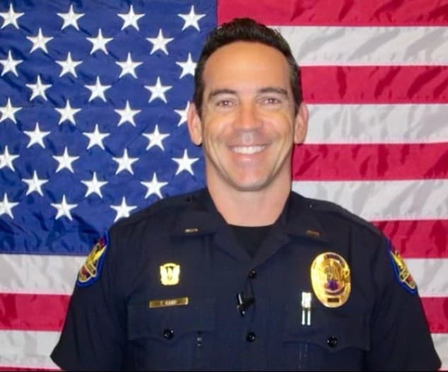 En particular, 
<b>Tyler Kamp deberá enfrentar las críticas</b> que se presentaron desde que se supo de una acusación de acoso sexual en su contra, una vez que se retiró de la policía.