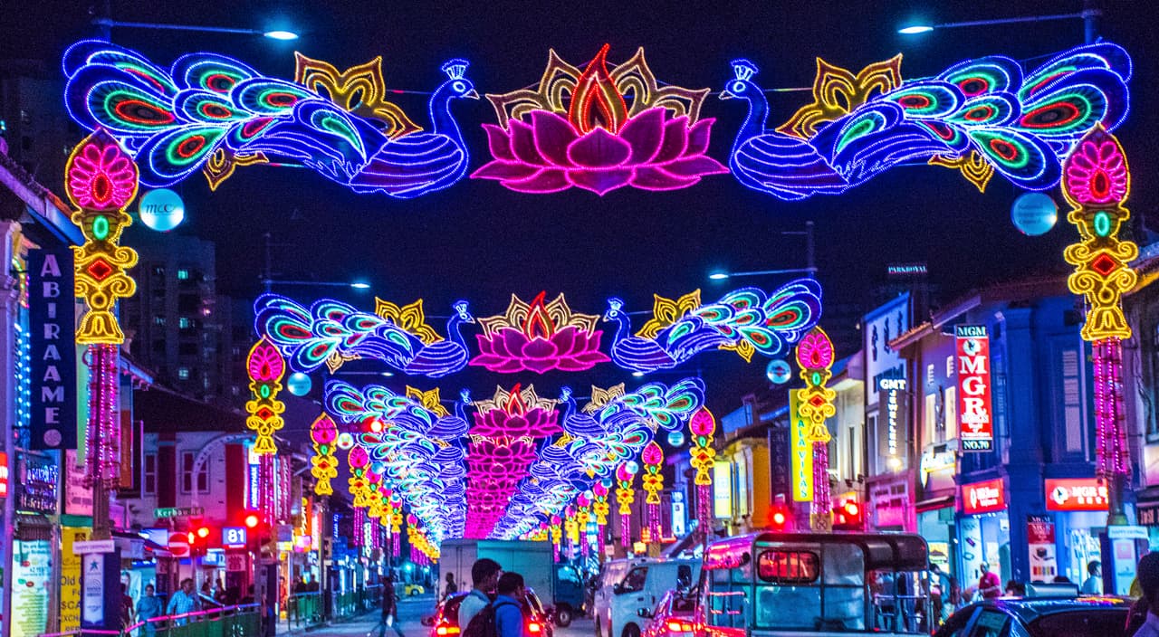 <h3 class="cms-H3-H3">19. Little India, Singapur</h3>
<br>
<br>El olor a curry que flota en el aire, un bar para mochileros escondido en la parte trasera de un callejón y el regateo de ida y vuelta llevado a cabo en el mercado húmedo Tekka Centre: no importa la hora del día, es un barrio que siempre está lleno. con la gente y la vida. Pero lo que más nos gusta de él es que es un distrito sin lujos y un marcado contraste con el resto de las tiendas de la vieja escuela y los pintorescos sitios patrimoniales de la ciudad. Ya sea que se esté metiendo un 
<i>thosai</i> delgado como papel para el desayuno o paseando por los supermercados nocturnos a las 2 a.m., Little India siempre está animado.
<br>