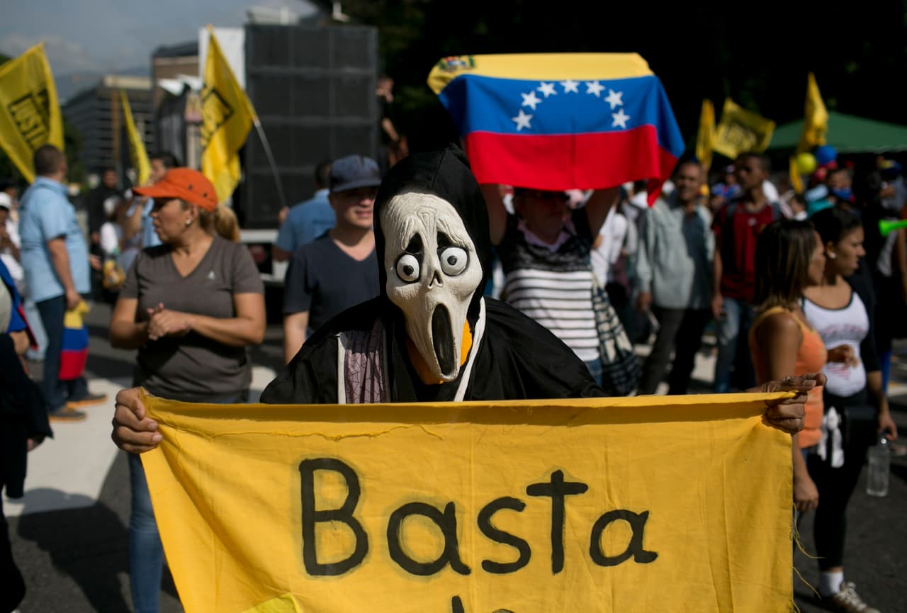 El poder legislativo de mayoría opositora afirma que el presidente ha incurrido en abandono del poder al argumentar que ha sido negligente a la hora de tomar medidas para hacer frente a la escasez generalizada de productos básicos, la alta inflación y la inseguridad.