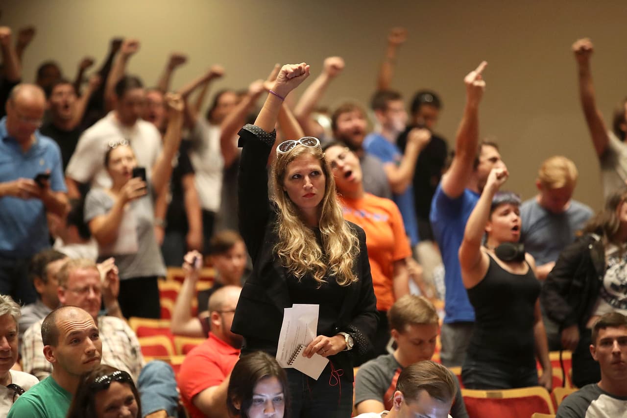 A pesar de los intentos del neonazi y sus colaboradores por controlar la entrega de entradas al acto, decenas de manifestantes ingresaron y recibieron a Spencer en el auditorio con cantos como: "Vete a casa, Spencer" y "los nazis no son bienvenidos aquí".