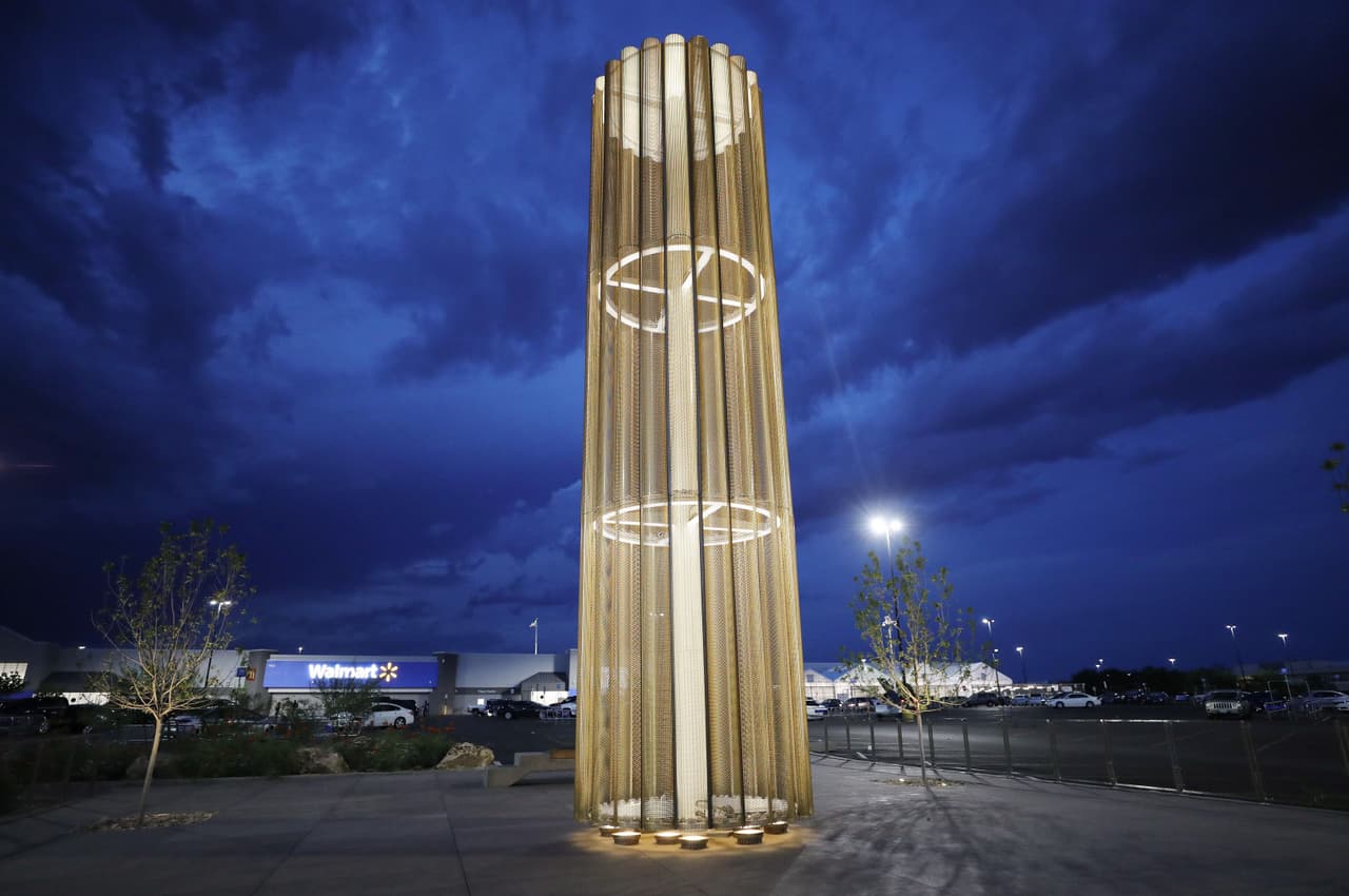 La 'gran candela', un monumento en honor a las víctimas del tiroteo que fue colocado en el estacionamiento del Walmart donde ocurrió la tragedia. La fotografía es del 1 de agosto.
