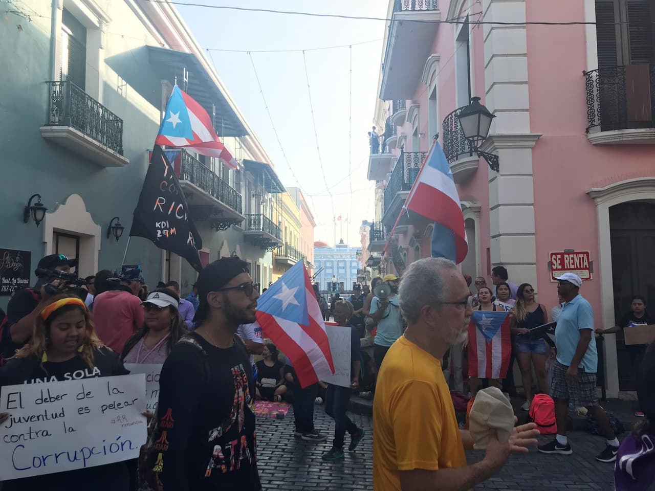 Un grupo de artistas puertorriqueños, entre los que se encuentra el cantante Bad Bunny, también llamó a otra manifestación el próximo miércoles. 
<br>