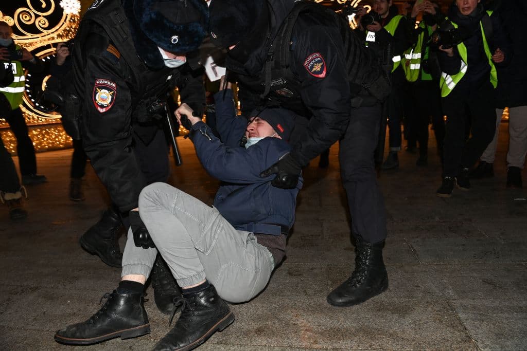 Mientras era detenido, uno de los jóvenes en la protesta gritaba a la policía: 
<b>"¿Contra quién luchas? Detengan a Putin",</b> cuenta la agencia.