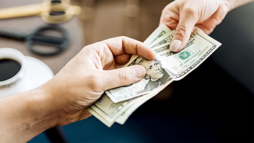 El segundo caso es para personas que ganan hasta $125,000 al año, quienes recibirían 
<b>reembolsos de $250</b>. En caso de parejas que ganen hasta $250,000, recibirán $500. En caso de dependientes recibirían $250 adicionales, para un 
<b>máximo de $750</b>.