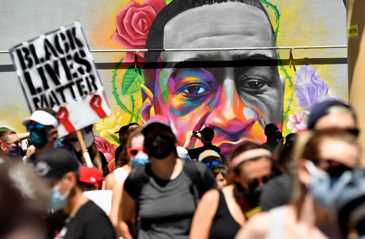 <b>Denver, Colorado. </b>Una de las marchas de protesta por la muerte de George Floyd frente a un mural pintado en la avenida Colfax. 
<br>