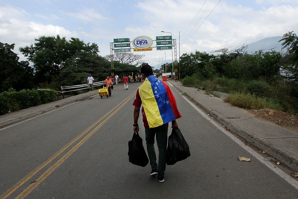 A man crosses the Francisco de Paula Santander border bridge linking Ureña, in Venezuela, with Cúcuta in Colombia, despite the closure order issued by the Venezuelan government. Photo: GEORGE CASTELLANOS / AFP / Getty Images.