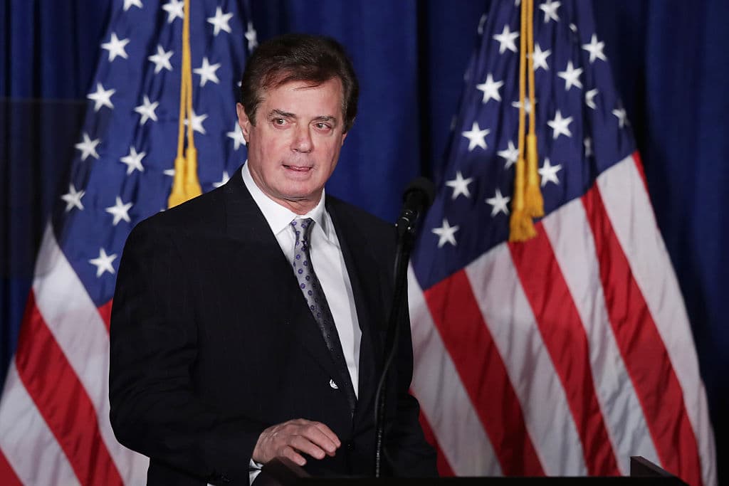 <b>Dia 62/Marzo 22: <a href="http://www.univision.com/temas/paul-manafort" target="_blank">Paul Manafort</a></b>, exdirector de campaña presidencial de 
<b><a href="http://www.univision.com/personas-donald-trump" target="_blank">Donal Trump</a></b>, 
<b><a href="http://www.univision.com/noticias/politica/el-exjefe-de-campana-de-donald-trump-trabajo-en-secreto-para-beneficiar-a-rusia-segun-ap">trabajó en secreto hace una década para un millonario ruso cercano al presidente ruso Vladimir Putin, al que propuso un ambicioso plan de cabildeo para beneficiar al Kremlin</a></b>, según una investigación de 
<i>The Associated Press</i>. El jefe del Comité de Inteligencia de la Cámara de Representantes, el republicano 
<b><a href="http://www.univision.com/noticias/politica/congresista-republicano-afirma-que-comunicaciones-privadas-de-trump-pudieron-ser-recolectadas">Devin Nunes, aseguró este mismo día que la comunicación personal del presidente Donald Trump pudo haber sido interceptada de forma indirecta y legal en medio de una vigilancia que involucró a ciudadanos extranjeros después de las elecciones.</a></b> Según Nunes, toda la información fue recopilada de forma legal entre noviembre, diciembre y enero. De acuerdo con el representante, los nombres de algunos de los miembros del equipo de Trump involucrados fueron expuestos y la información recogida fue compartida entre varias agencias de espionaje.
<br>