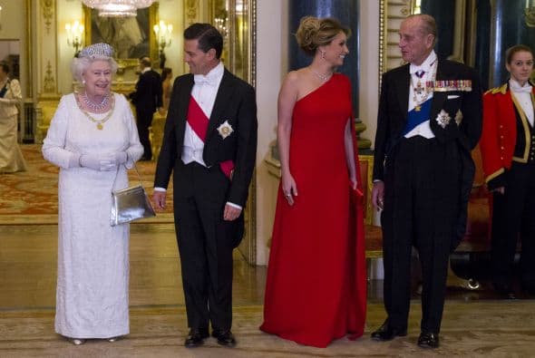 En este evento, Angélica Rivera lució un vestido rojo de una manga de la firma Valentino y acentuó su look con un discreto collar y aretes con pedrería roja.