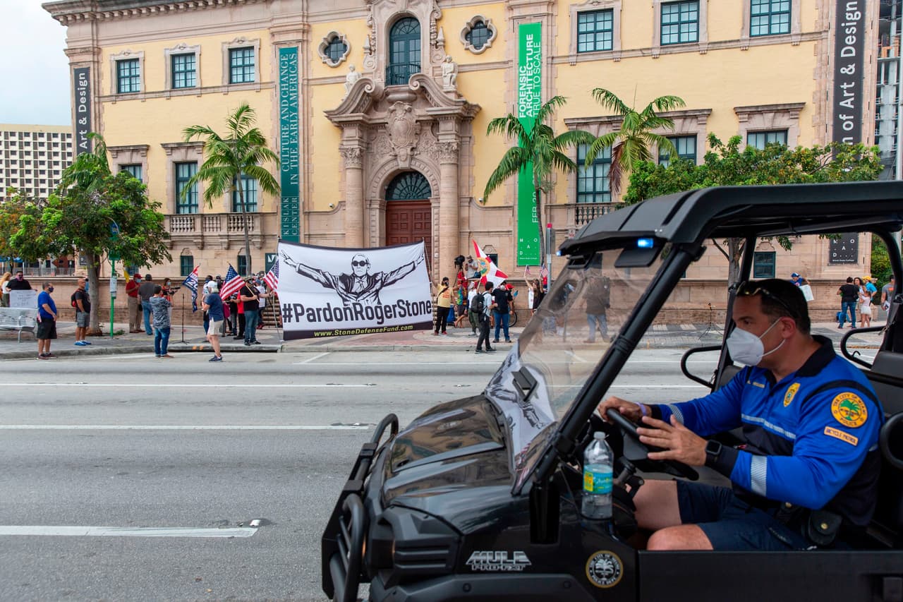 En la manifestación se vieron banderas de apoyo a Roger Stone, el exasesor del presidente Donald Trump que se encuentra en la cárcel. Policías de la ciudad de Miami vigilaron la protesta. 
<br>