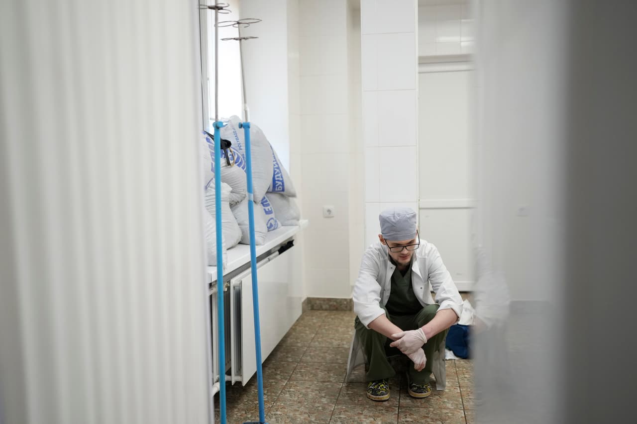 <b>En esta última foto, </b>el fotógrafo capta la parte menos visible de la tragedia de la muerte de Kirill: 
<b>uno de los trabajadores médicos que trató de salvarle la vida al niño de un año y medio queda postrado en el suelo. Parece abatido y con la mirada perdida. </b>
<br>
