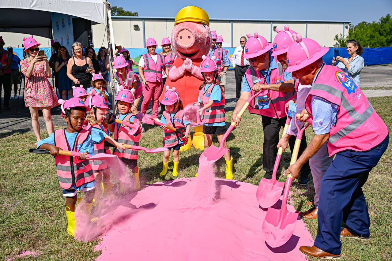 En los 
<b>inicios de la construcción del parque colocaron una excavadora que vertía arena rosada</b> y la cual fue revuelta por varios pequeños fanáticos del personaje.