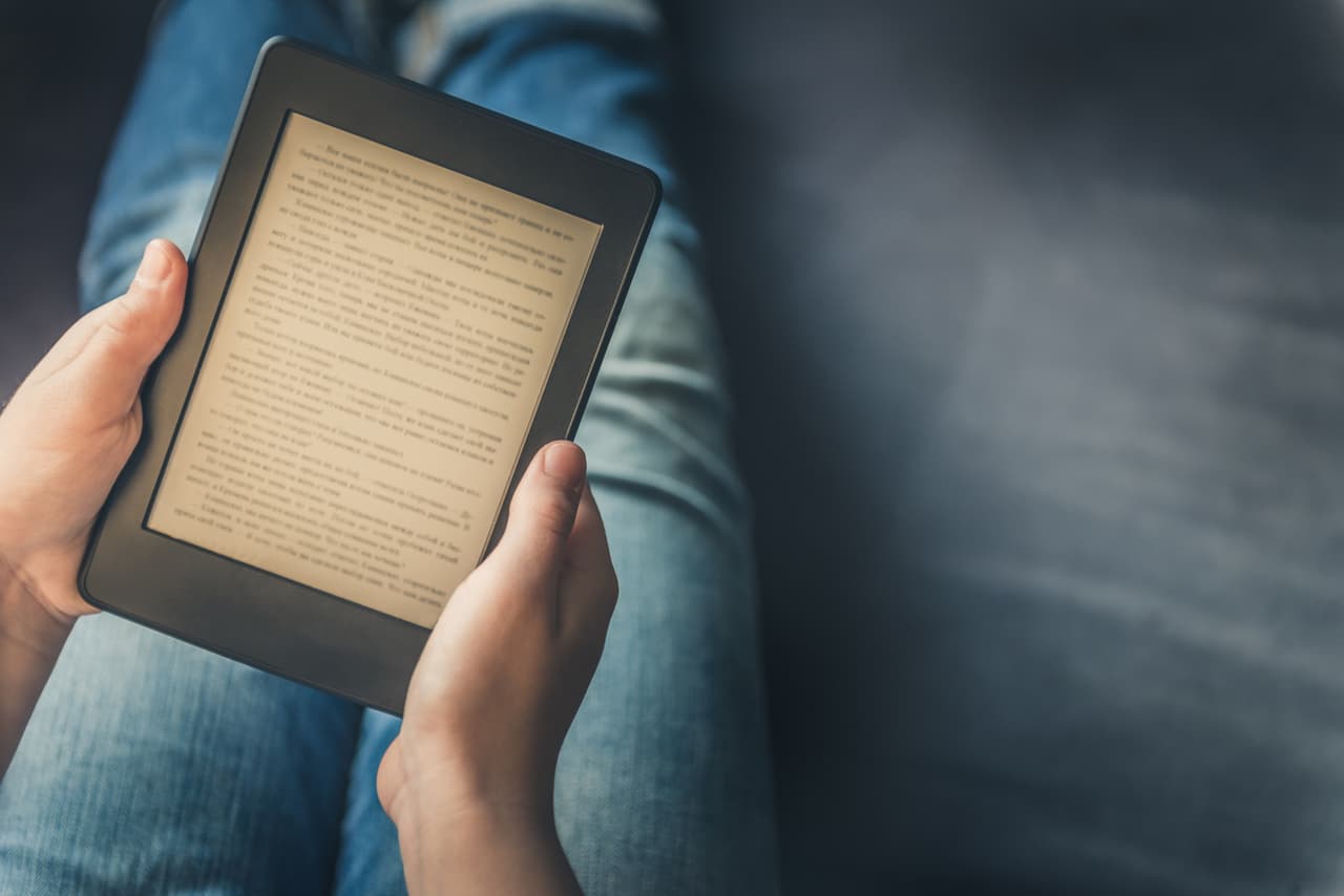 <b>Libros electrónicos. </b>En la década de 1970 Sony lanzó un dispositivo con un pantalla que muestra palabras escritas en ‘tinta electrónica’, una tecnología imita la impresión en papel para una lectura agradable la vista. Aunque la tecnológica japonesa mejoró estos aparatos a finales del siglo XX, la mayor innovación es estos equipos llegó cuando aumentó la demanda de libros electrónicos, ya entrado el siglo XXI. Sony fue rápidamente superado por Kindle, lanzado por Amazon en 2007.