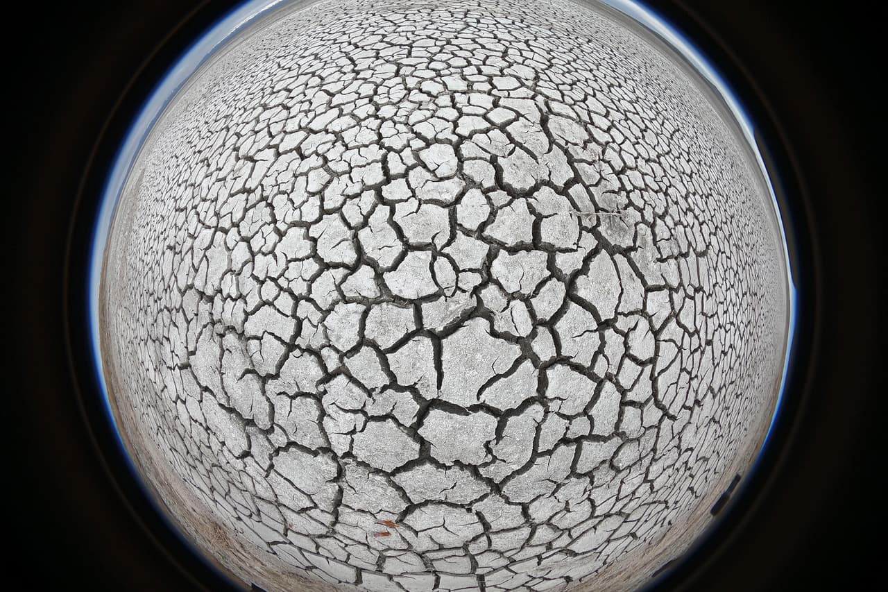 Esta imagen de gran angular muestra el fango seco y quebrajado del Great Salt Lake cerca de la Isla Antelope en Utah. El lago se ha estado reduciendo durante años, y la sequía que afecta el oeste estadounidense podría hacer que este año sea el peor hasta ahora.