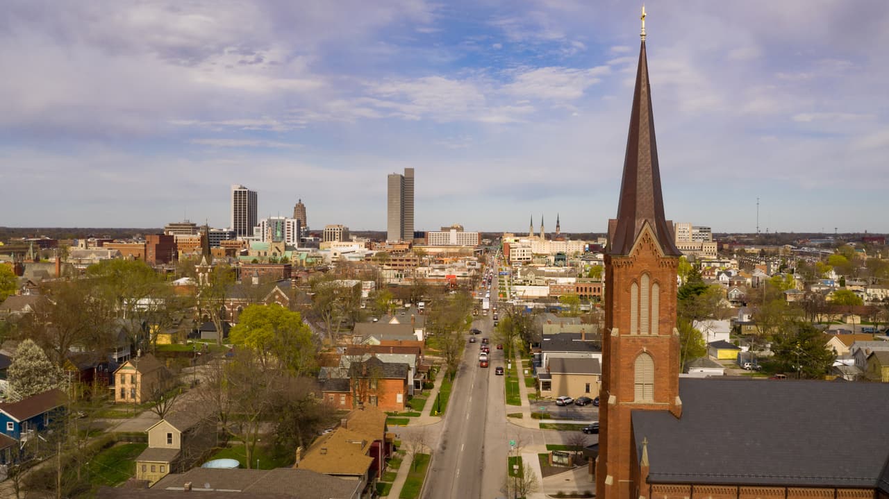 <h2 class="cms-H2-H2">Fort Wayne, Indiana</h2>
<br>
<br>➡️  
<b>Valor típico de una casa: </b>$202,934
<br>➡️ 
<b> Renta típica:</b> $1,121
<br>➡️ 
<b> Tasa de desempleo 2022: </b>2.2%
<br>➡️  
<b>Tasa de participación en la fuerza laboral: </b>64.9%
<br>➡️  
<b>Ingreso familiar promedio:</b> $67,090
<br>➡️  
<b>Puntuación de habitabilidad: </b>75
<br>