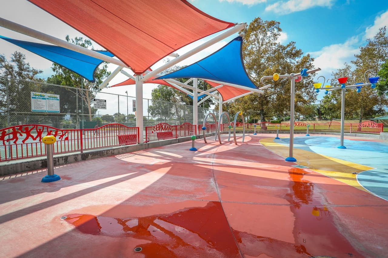 <h3 class="cms-H3-H3">San Angelo Park:</h3>
<br>El área de las regaderas estará abierta desde la 10 am y hasta las 7 pm, los siete días de la semana hasta el mes de septiembre. Además, la comunidad puede disfrutar de las áreas verdes, zonas de pícnic y canchas y equipos para hacer ejercicios.
<br>Dirección: 245 S. San Angelo Ave.La Puente, CA 91746.
<br>Teléfono: (626) 333-6162
<br>