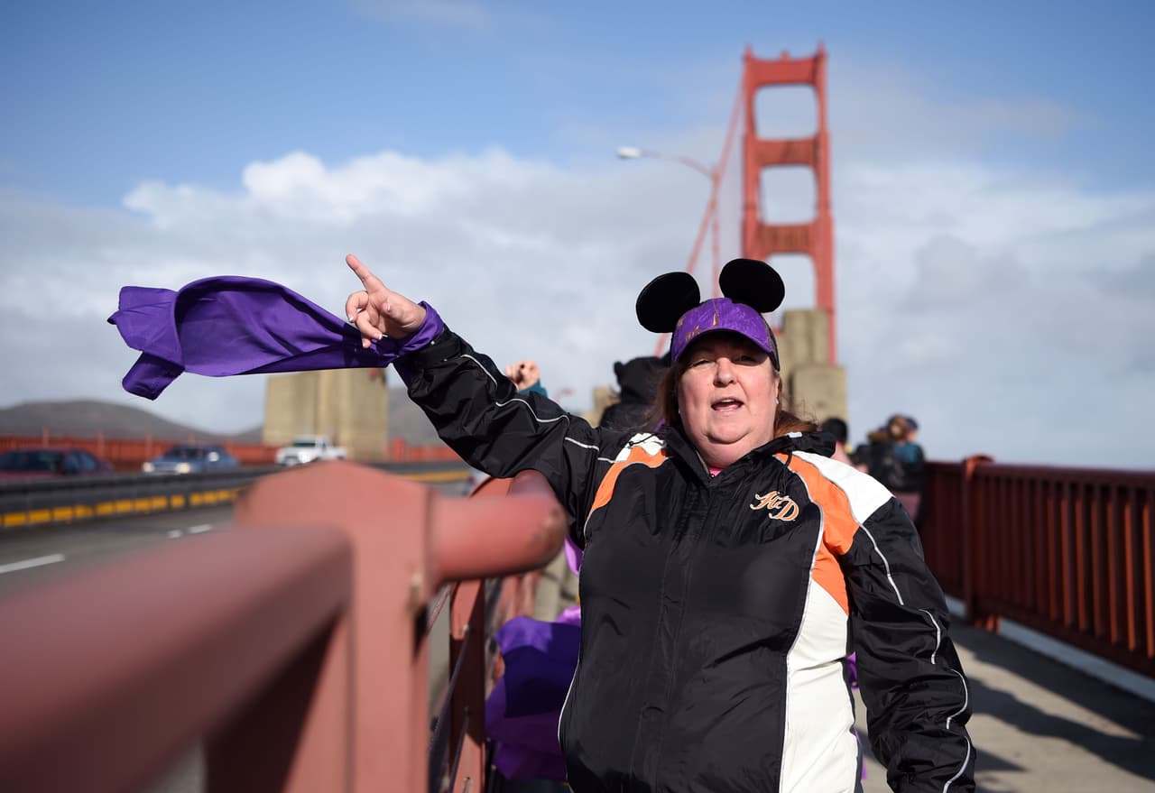 Miles de personas se reunieron en el Golden Gate Bridge en San Francisco este 20 de enero de 2017 para unir sus manos y mostrar unidad en respuesta a la juramentación de Donald Trump como el nuevo presidente de Estados Unidos.