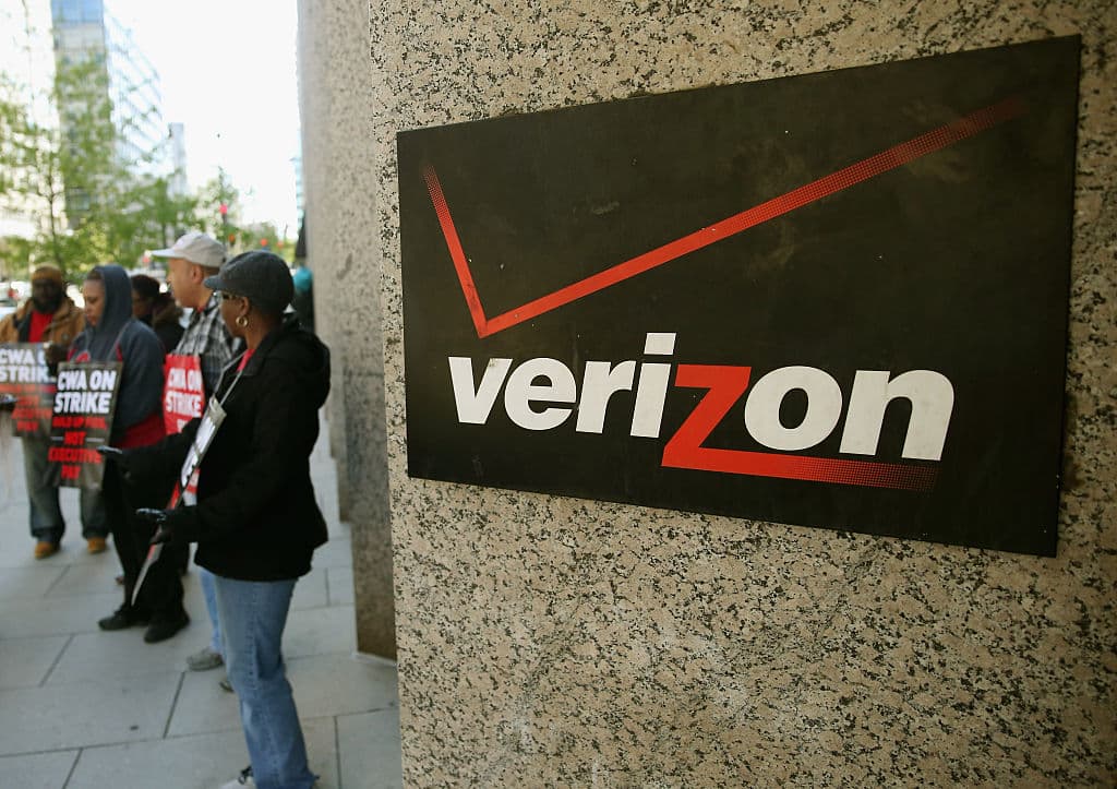 Verizon y miles de trabajadores llegan a un acuerdo tentativo para poner fin a una huelga de un mes