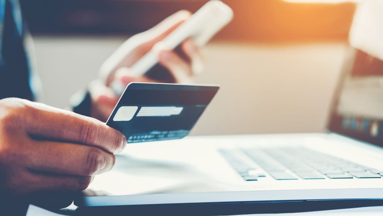 Utilizando el 
<b>método de la avalancha </b>de deudas, ordenará las deudas de sus tarjetas de crédito de la tasa de interés más alta a la más baja. Hará el pago mínimo en cada una de sus cuentas de tarjeta de crédito, y cualquier ingreso adicional que tenga se destinará a la tarjeta con el interés más alto.