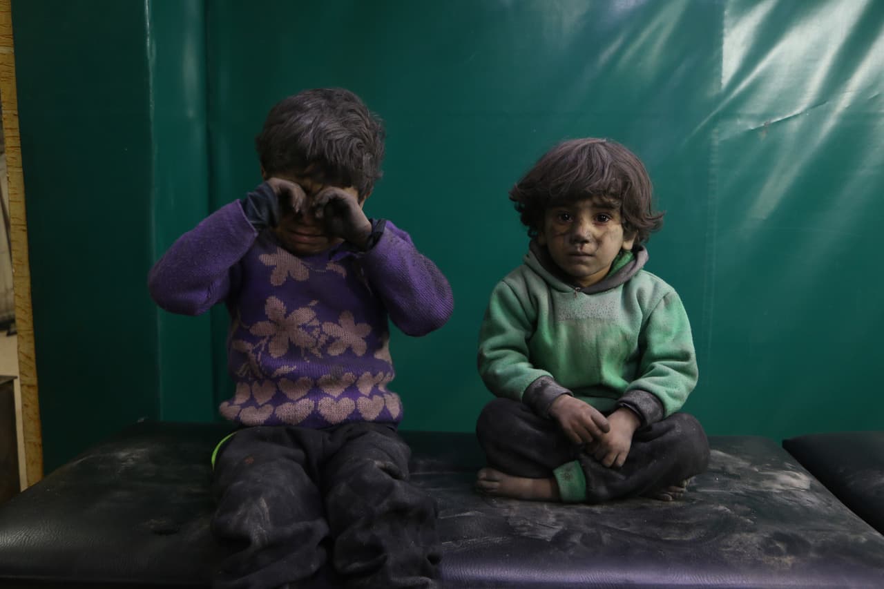 6 de marzo. Niños sirios después de recibir tratamiento médico en el hospital de campaña después de presunto ataque con gas cloro del régimen de Asad en Hamouriyah, cerca de Damasco. El 
<a href="https://www.afp.com/en/news/824/strikes-hit-syrias-battered-ghouta-death-toll-hits-800-doc-1210gg3" target="_blank">OSDH</a> principal organización que trabaja sobre el conflicto sirio con sede en Londres, dice que 18 personas sufrieron dificultades respiratorias tras el ataque de un avión militar sin poder especificar la causa.