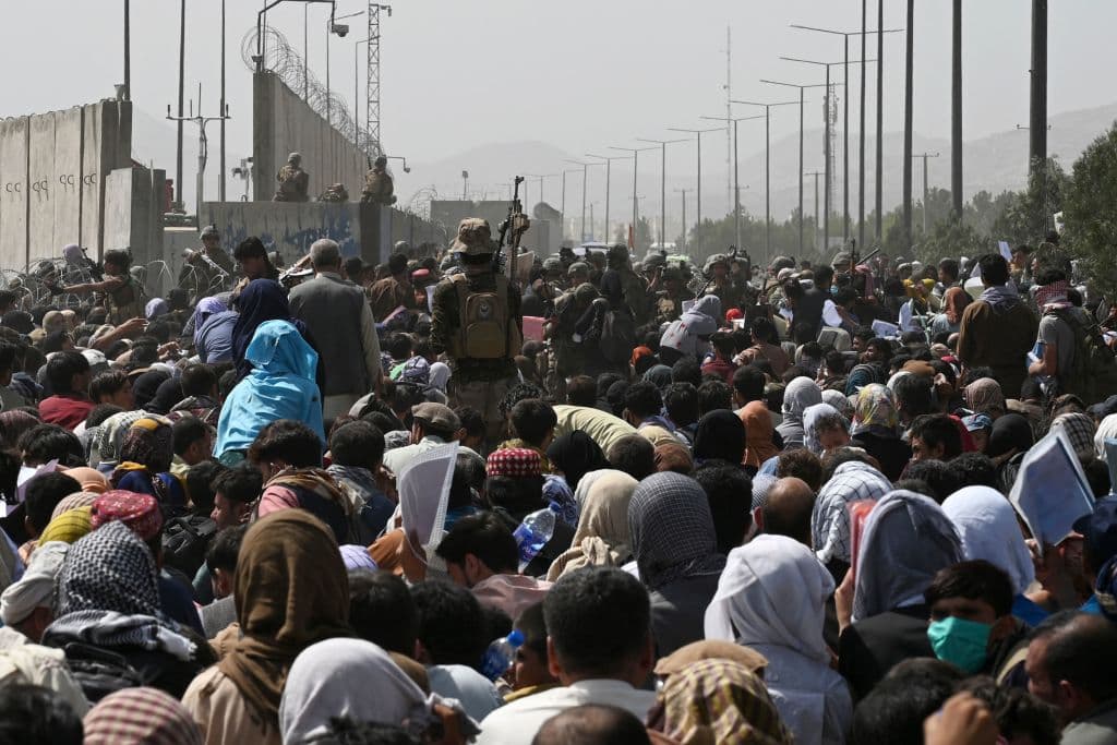 Mueren siete civiles afganos entre una multitud desesperada en el aeropuerto de Kabul