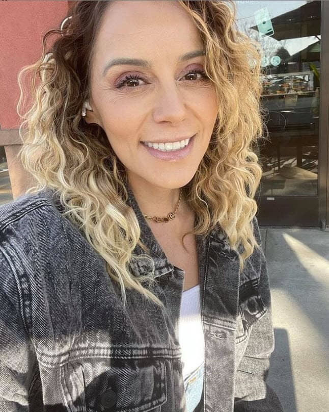"Va a haber un cambio, ya estoy lista […] Han visto como de vez en cuando explico lo difícil que es ser albacea de Jenni Rivera, en este video quiero ser súper clara con ustedes y decirles que 
<b>voy a renunciar</b>, no hoy, no estoy renunciando ahorita". 
<br>