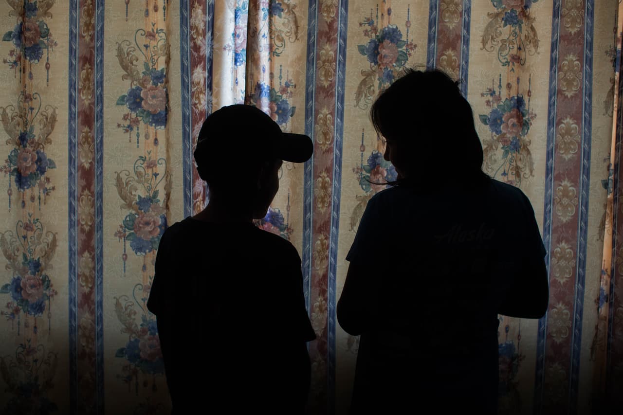 Henry, de 9 años, y Sofía, de 11, quieren volver a Ecuador, su país natal. Pero aclaran que no quieren regresar a donde vivían. De allí huyeron escapando de una mujer que secuestró a uno de los hermanos, que luego recuperó la policía. La mujer insistía en que el niño era suyo y por eso amenazaba a la madre con volver a plagiarlo. Para estos niños, la migración a Estados Unidos ha sido una amarga experiencia. Una vez que las autoridades migratorias los enviaron de San Diego, California, a Tijuana, por la poca información que reciben los migrantes sobre dónde buscar ayuda, 
<b>ellos, sus dos hermanos y su madre durmieron en la calle. Y en Reynosa, México, un taxista los asaltó.</b> Sofía extraña sus estudios, la comida y a sus amigas; Henry, a sus amigos. Y a pesar de la insistencia de los niños por volver a Ecuador, la madre, Blanca, está decidida: "Yo no me regreso".