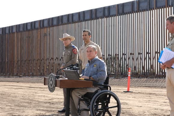El gobernador Greg Abbott presentó este 18 de diciembre la 
<a href="https://www.univision.com/local/austin-kakw/fondos-para-la-seguridad-fronteriza-prioridad-para-abbott-en-la-agenda-legislativa-video">primera fase del muro</a> en Río Grande, Texas, que tiene frontera con Ciudad Camargo, Tamaulipas, del lado del territorio de México.