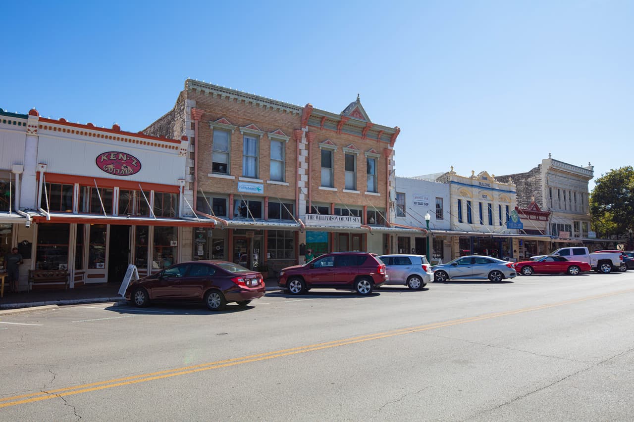 <b>Puesto 11. Georgetown, Texas</b>
<br>
<br>Aumento en el valor promedio de la vivienda en el último año: +30.4% (+97,965 dólares).
<br>
<br>Valor promedio de la vivienda en mayo de 2021: 419,835 dólares.
<br>
<br>Variación de la población en un año: +6.3% (+4,200 habitantes).
<br>
<br>Población: 71,004 habitantes.
<br>
<br>Aumento del ingreso familiar promedio: +3.4% (+2,412 dólares).
<br>
<br>Ingreso familiar promedio: 73,822 dólares.
<br>