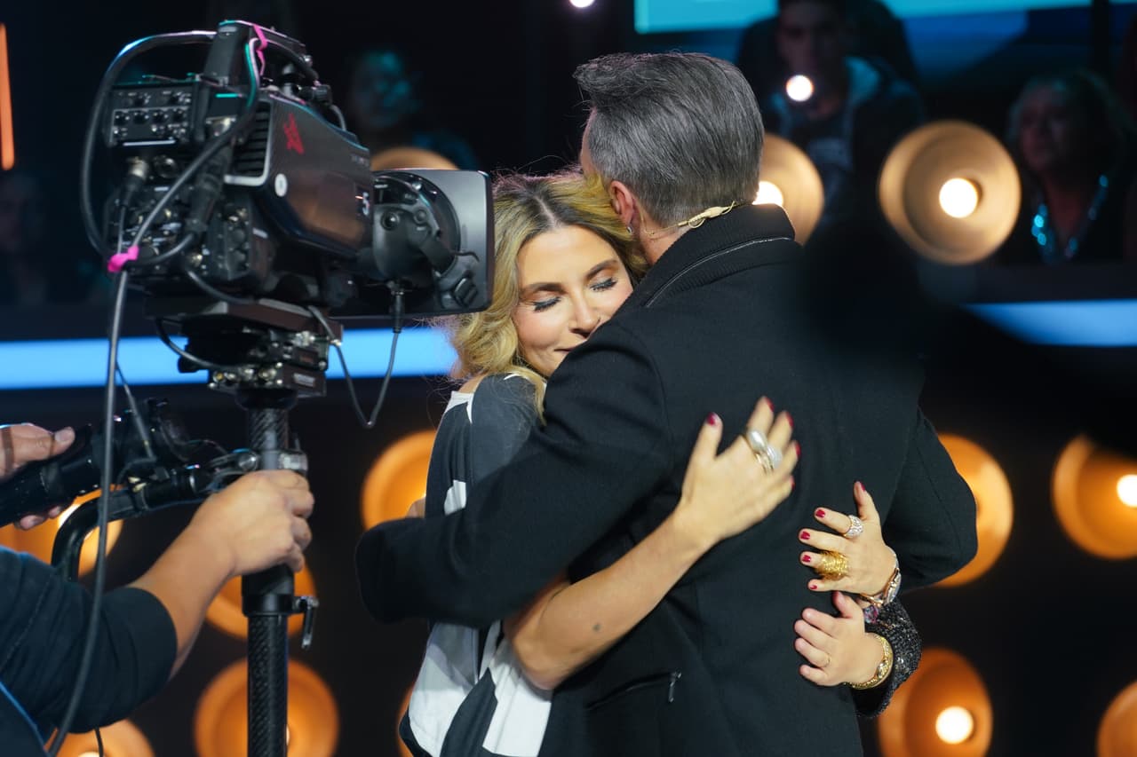 Sergio Mayer fue el primer habitante en salir y lo hizo como el cuarto finalista. Al llegar al estudio fue recibido con un gran abrazo de su esposa Issabela Camil.