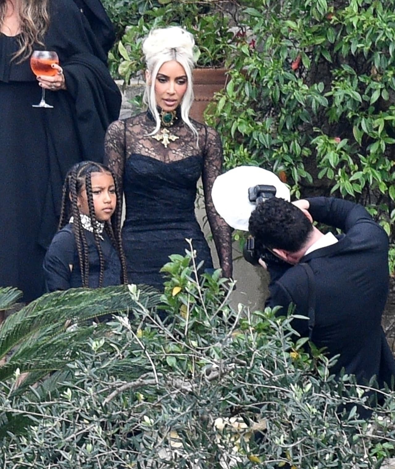 <b><a href="https://www.univision.com/famosos/kim-kardashian-bautiza-a-su-hija-north-como-la-maxima-fashionista-y-su-abuela-lo-confirma-fotos" target="_blank">Su hija mayor, North (8 años)</a></b>, hizo 'match' con su famosa madre con otro atuendo inspirado en lo gótico.