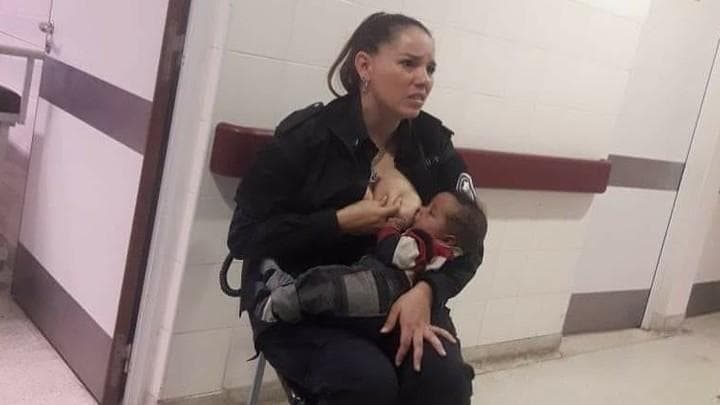 La historia detrás de la foto viral de una policía que patrullaba en un hospital y terminó amamantando un bebé desconocido