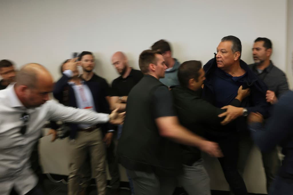 A empujones y esposado: así fue la expulsión del senador Alex Padilla de una conferencia de prensa de Kristi Noem en California