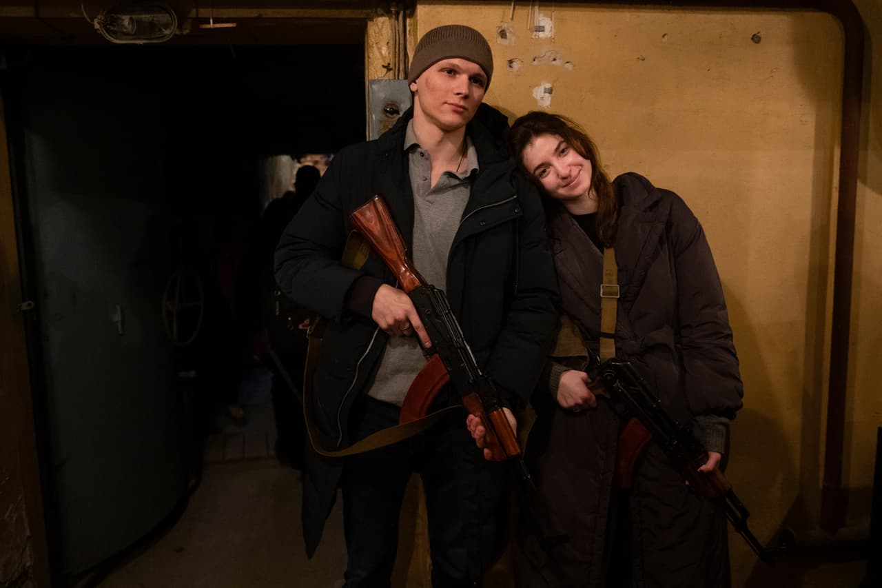 Svyatiskav Fursinb y Yarina Arieva son una pareja de recién casados ucraniana. 
<b>Han asumido puestos de defensa en Kiev justo después de casarse para hacer frente a la invasión rusa ordenada por el presidente Vladimir Putin. </b>La imagen es del viernes 25 de febrero de 2022.