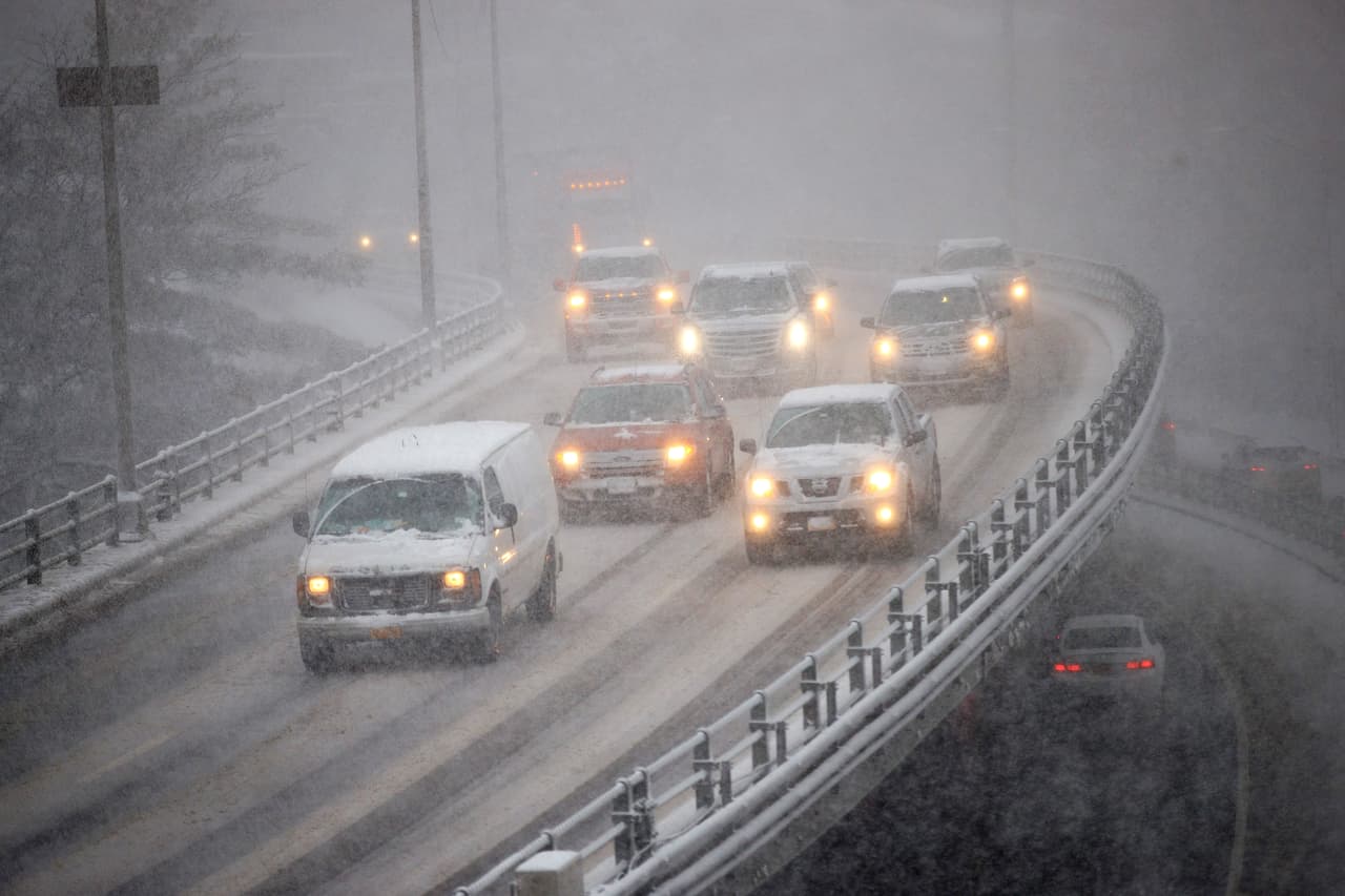 <h3 class="cms-H3-H3"><b>Recomendaciones para manejo en nieve</b></h3>
<br>
<br> - Las luces de tu auto deben de funcionar a la perfección. Es recomendable que durante el día lleves las luces prendidas para que seas visible para el resto de los autos
<br> 
<br> - La calefacción también debe tener cero fallas; la tendrás prendida al interior del auto