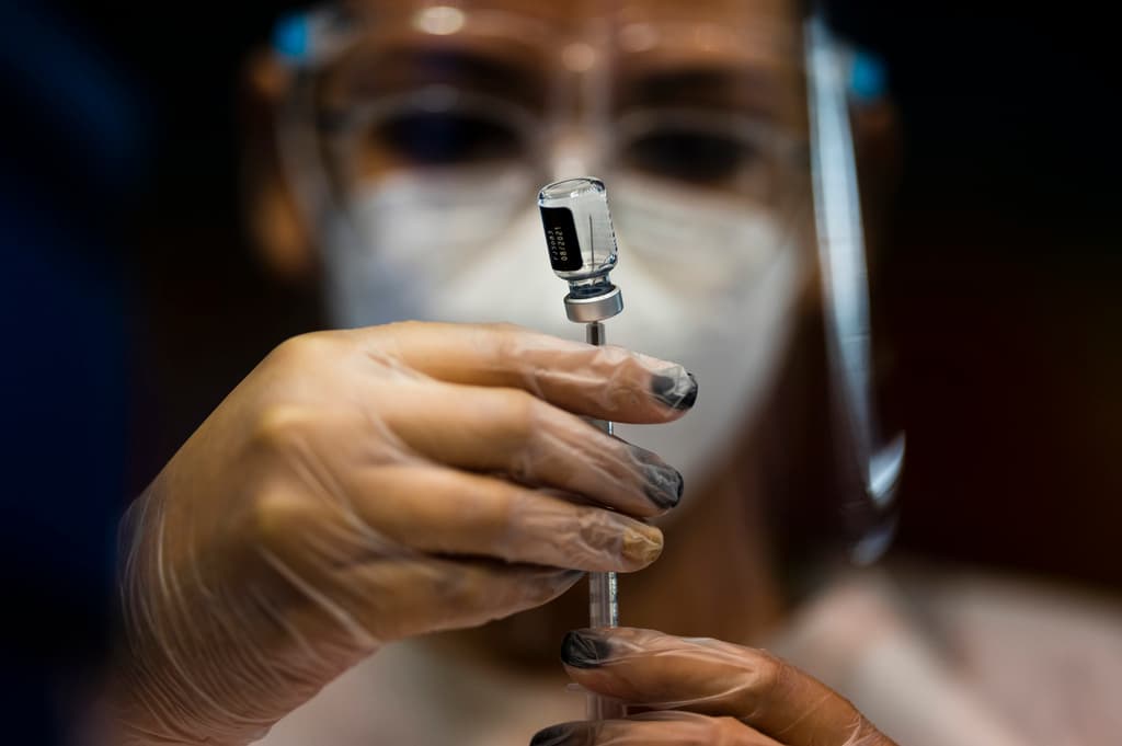 El asombroso caso del hombre que se vacunó 217 veces contra el covid-19 (y qué revela su estudio para la ciencia)