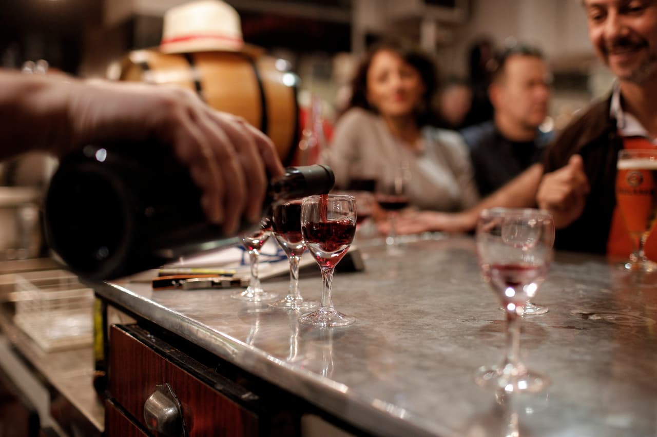 Limita tu ingesta de alcohol. Para algunos el principal problema no es el exceso de calorías que tienen las bebidas alcohólicas, sino la comida que acompaña una noche de fiesta o el vasto desayuno que hay al día siguiente.
<br>