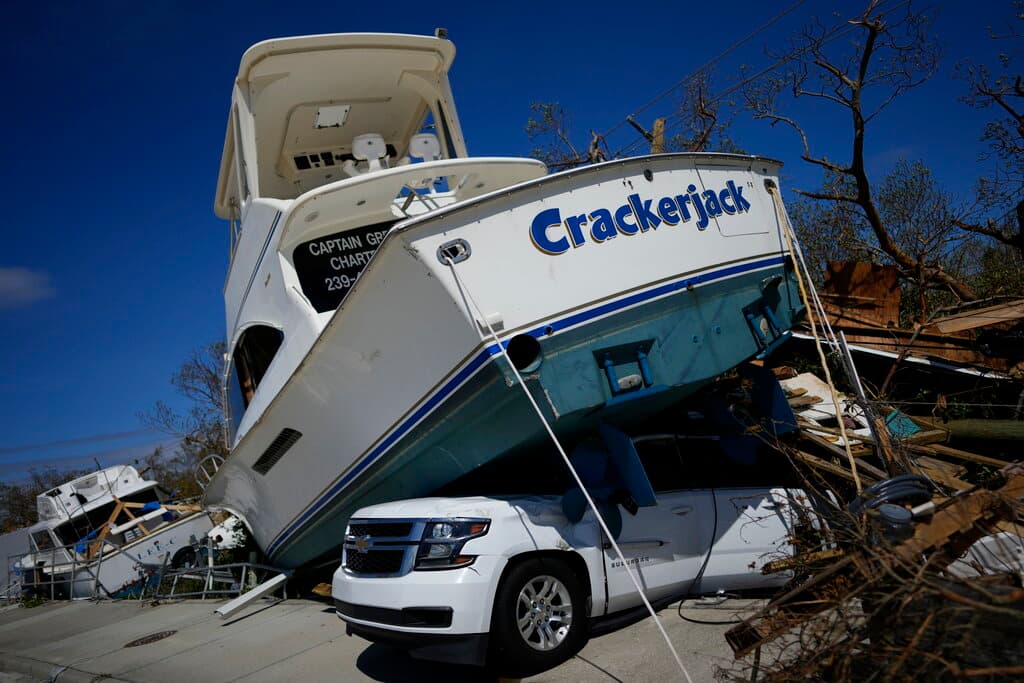 Los barcos fueron arrastrados hasta las vías. Una embarcación desplazada por el huracán cayó encima de una camioneta en Fort Myers Beach.