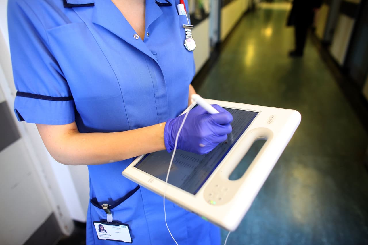 <a href="https://www.doctella.com/">Doctella</a> es una plataforma que permite a los médicos gestionar sus consultas, revisar historias de pacientes e incluso hacer tests a distancia. La usan especialistas de hospitales como Johns Hopkins.