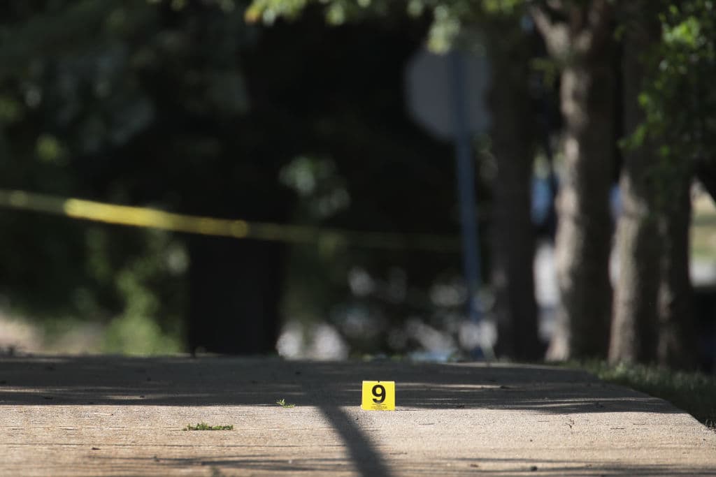 Reportan 5 muertos y 6 heridos en un tiroteo en el bar Cook's Corner de Santiago Canyon