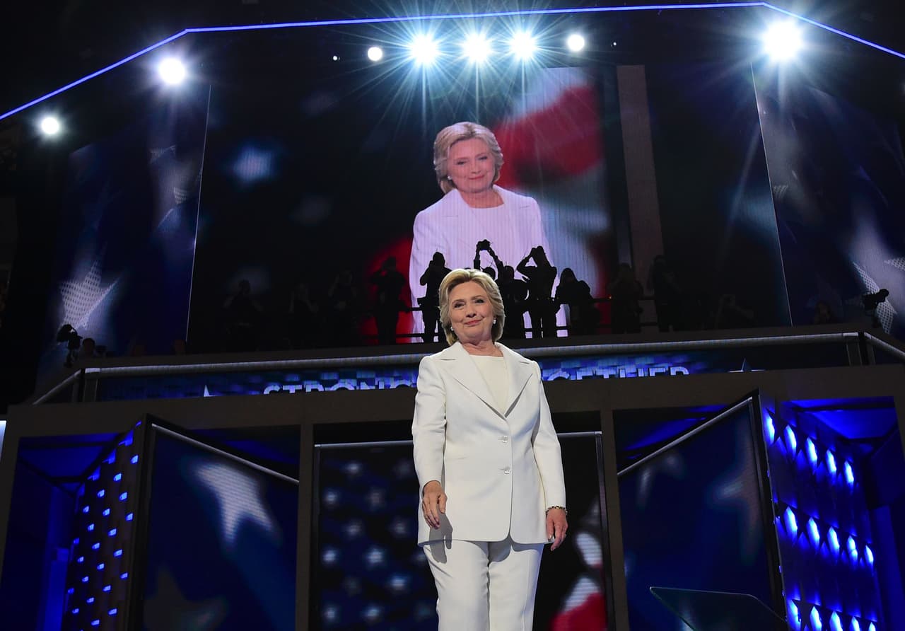 <b>La primera candidata presidencial de un gran partido. </b>"
<b><a href="http://www.univision.com/noticias/convencion-democrata/hillary-clinton-se-convierte-en-la-primera-mujer-nominada-a-la-presidencia-por-un-partido-grande" target="_blank">No puedo creer que hemos hecho la grieta más grande en ese techo de cristal hasta el momento</a></b>", dijo Hillary Clinton al aceptar la nominación en julio, y haciendo referencia en ese comentario a ese límite invisible que las mujeres tienen al querer alcanzar puestos de poder.