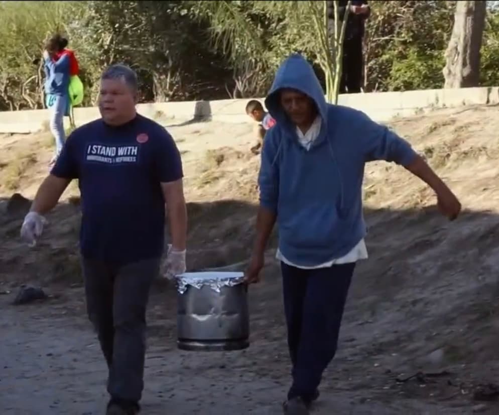 Sin importar que se haya instalado una 
<a href="https://www.univision.com/temas/coronavirus">pandemia</a> feroz, Benavides no se ha permitido que esto limite su misión humanitaria. 
<b>“Seguimos cruzando, arriesgando nuestra salud y bienestar”</b>, dice un sonriente y orgulloso Benavides. 
<br>