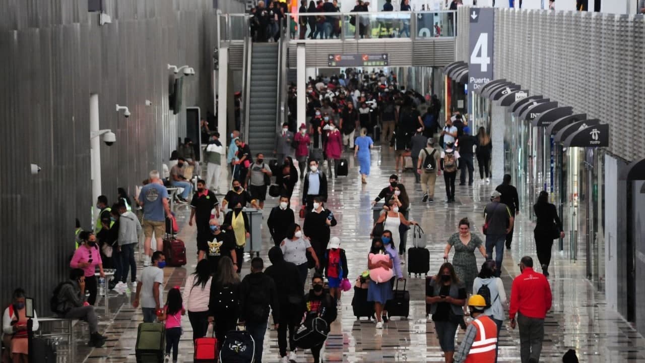 <h2 class="cms-H2-H2"><b>Restricciones al ingresar a México</b></h2>
<br>
<br>En el caso de México, 
<b>tiene una franquicia fiscal de 500 dólares para no pagar impuestos</b>, si sobrepasas esa cantidad deberás pagar por introducir mercancía nueva en el país.
<br>
<br>En cuanto al equipaje, 
<b>puedes introducir sin problemas:</b>
<br> 
<ul>
 <li class="MsoNormal" style="mso-list:l0 level1 lfo1;tab-stops:list .5in">Hortalizas y frutas deshidratadas.</li>
 <li class="MsoNormal" style="mso-list:l0 level1 lfo1;tab-stops:list .5in">Almendras.</li>
 <li class="MsoNormal" style="mso-list:l0 level1 lfo1;tab-stops:list .5in">Avellanas.</li>
 <li class="MsoNormal" style="mso-list:l0 level1 lfo1;tab-stops:list .5in">Nuez de nogal sin cáscara.</li>
 <li class="MsoNormal" style="mso-list:l0 level1 lfo1;tab-stops:list .5in">Café.</li>
 <li class="MsoNormal" style="mso-list:l0 level1 lfo1;tab-stops:list .5in">Cereales.</li>
 <li class="MsoNormal" style="mso-list:l0 level1 lfo1;tab-stops:list .5in">Harinas.</li>
 <li> Además, <b>algunos productos y subproductos de origen acuático pueden ingresar si vienen en su empaque íntegro</b>, sin signos de descomposición, plagas ni escurrimientos.</li>
</ul>
