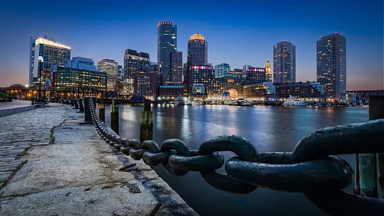 <b>Boston, Massachusetts.-</b> Esta ciudad tiene un salario promedio de 65,420 dólares al año y una tasa de desempleo de 3.1%.Tiene una población de 4,771,936 y se calcula que el precio promedio de las casas rondan los 423,450 dólares. 
<br>