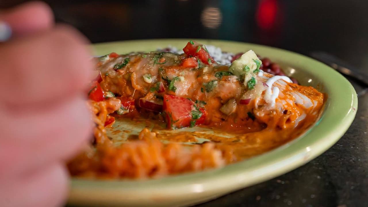 Entre sus platillos más populares destacan los 
<b>tacos de lomo de res marinado</b> con granada y adornado con cebollas crujientes, alioli de chipotle y gorgonzola; así como las enchiladas de champiñones silvestres con salsa de crema de mole ancho.